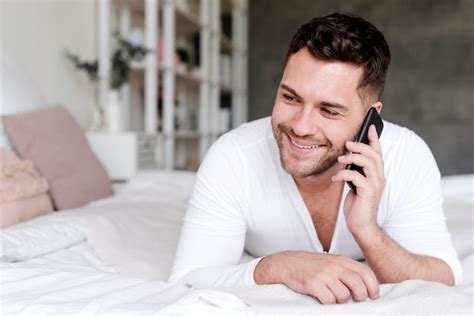 Hombre Sonriente Hablando Por Teléfono Foto Gratis