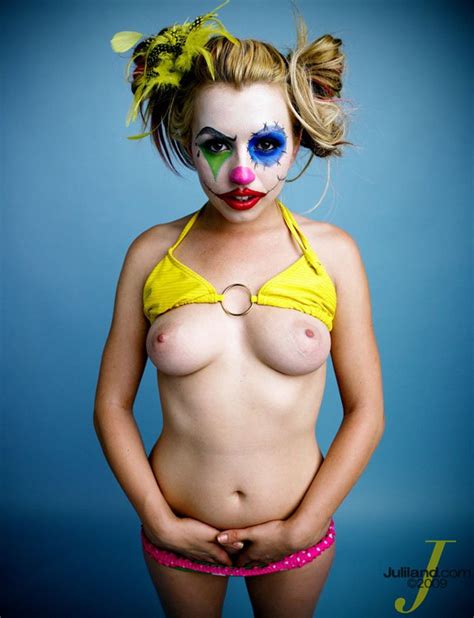 The Bizarre Gallery With The Clown Looking Chick Lexi Belle Showing Nudity