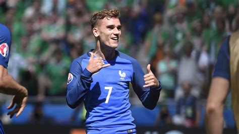 Personnalisez votre maillot avec votre nom ou à l'effigie de votre joueur favori. Antoine Griezmann : portrait de l'homme de l'Euro