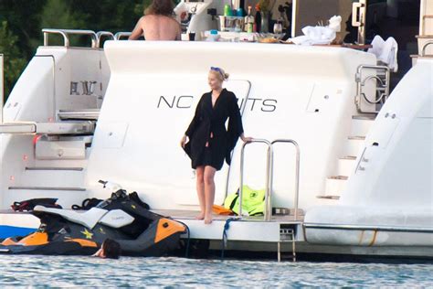Iggy Azalea Bikini Twerk In Miami On The Yacht Scandal Planet