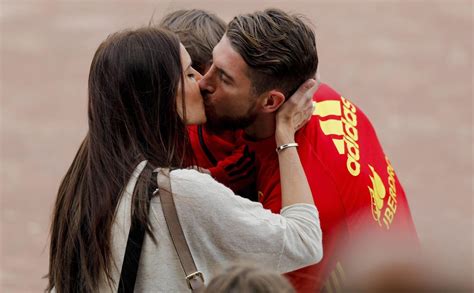 Spaniens fans und medien sind nach den ungenügenden auftritten gegen schweden (0:0) und polen (1:1) bereits vergrault. Heiße Küsse für die Kicker: So feuern die Spielerfrauen ...