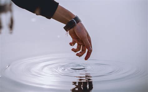Download Wallpaper 3840x2400 Hand Water Drops Fingers Bracelet