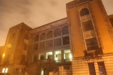 Seit jahren wird dort immer wieder von unerklärlichen phänomenen berichtet. Grave Encounters - Collingwood Psychiatric Hospital ...