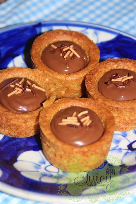 This vegan homemade nutella is creamy, rich, chocolaty, and so addicting! JUICY CAFE: NUTELLA PODS
