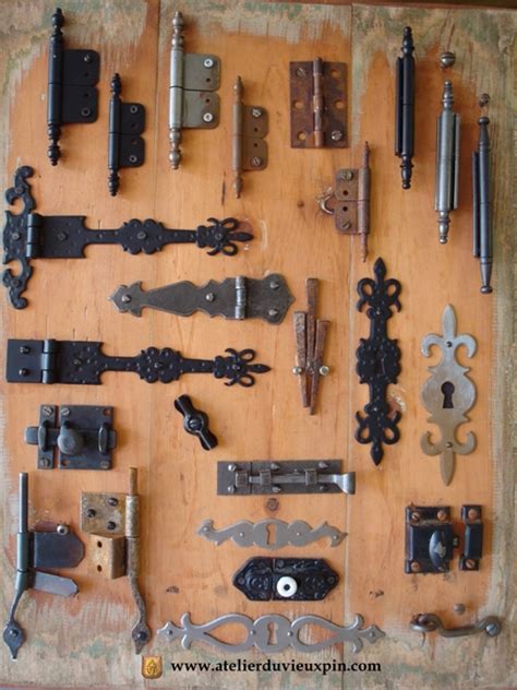 Quincaillerie en ligne pour particuliers et professionnels. Quincaillerie de meuble ; Queue-de-rat, charnière, paumelle, penture, couplet.