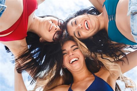 Premium Photo Group Of Three Beautiful Young Girls Having Fun On The Beach Close Up Picture