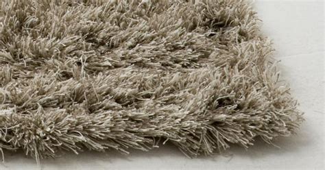 Generalmente adhieren toda la suciedad y el polvo de los zapatos, sin mencionar, claro, los pelos de las mascotas y las antes de colocar cualquier producto, es necesario remover las suciedades o migas que hayan quedado sobre la alfombra. Cómo limpiar una alfombra de pelo: Muy sencillo paso a paso