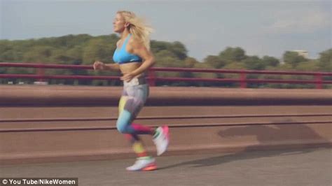 Ellie Goulding Performs A Handstand On Energetic Photo Shoot For Nike Campaign Daily Mail Online