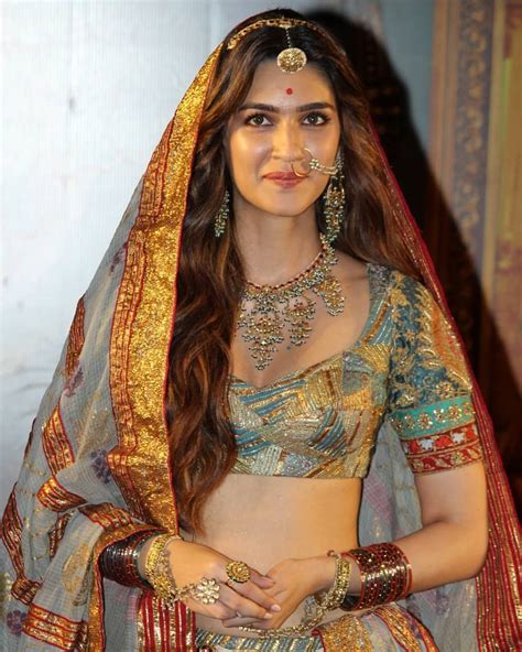 Kriti Sanon Bollywood Embroidered Lehenga Choli Aasvaa Wanita Mode Wanita Wanita Cantik