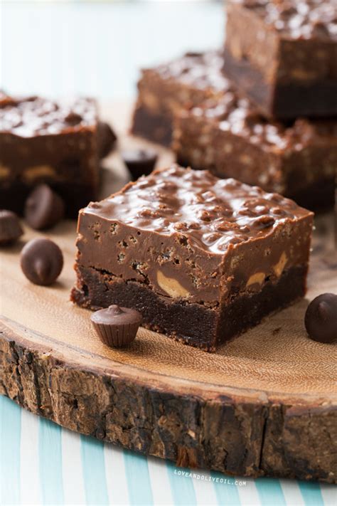 Healthy vegan rice crispy treats, no bake chocolate peanut butter bars, and homemade crunch bars. Rice Krispie & Peanut Butter Cup Brownies | Love and Olive Oil