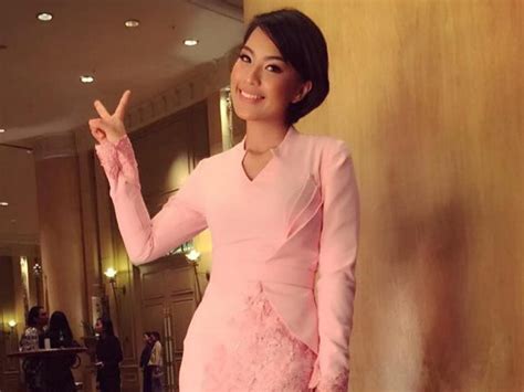 Janna nick bengang dengan pereka fesyen duration janna nick muka bengang je kena sindir dengan suami sheila rusly. Janna Nick Tak Selesa Gaun Seksi, Pereka Fesyen Beri ...