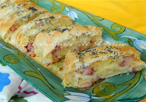 Spiedini di patate su spiedi. ROTOLO DI PASTA SFOGLIA CON PATATE E PANCETTA piatto goloso
