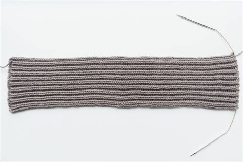 These 13 free knitting patterns will show you how to knit a headband in no time! Headband with a twist | Knitting pattern in 2020 | Knit ...