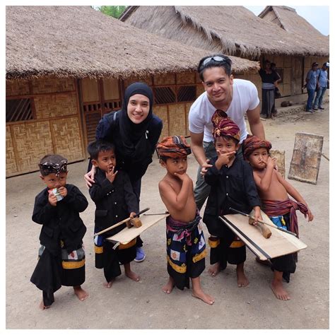 Setelah bertemu dalam sebuah acara talkshow yang dipandu oleh tukul arwana setahun lalu, rizky billar dan lesty kejora kini memutuskan untuk ke jenjang yang lebih serius. FOTO: Romantis, Dimas Seto Boyong Dhini Aminarti Kenali ...
