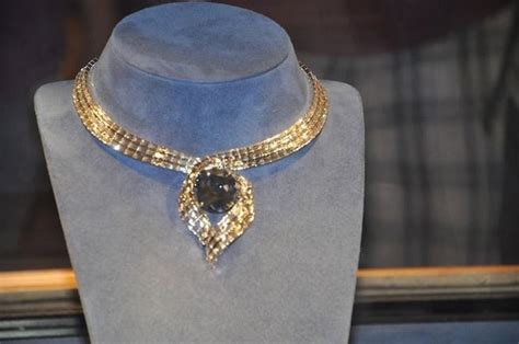 Hope diamond (a great photo by chip clark) hope diamond in it's display case hope diamond in it's the 45.52 carat steel blue hope diamond was found in india back in remote times as a rough. 11 oväntade saker du förmodligen inte visste om diamanter.