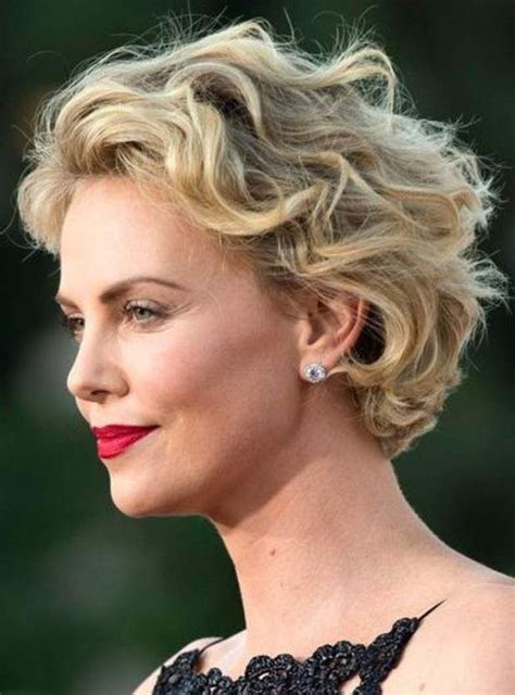 Une Coupe Courte Coiffée Vers Larrière Comme Charlize Theron Coupe