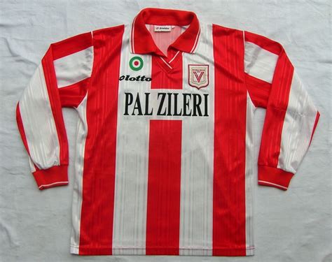 Vicenza, commonly referred to as vicenza, is an italian football club based in vicenza, veneto. Vicenza Calcio Home maglia di calcio 1997 - 1998.