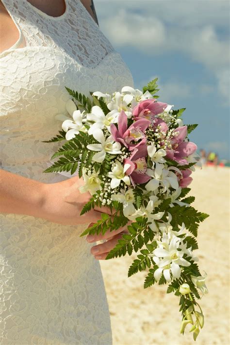 Available in different lengths, the garland can be draped over doorways, tables, or cabinet tops or wound around objects such as banisters and poles. Hawaii Wedding Flowers: October 2014