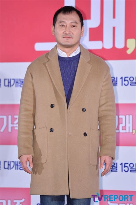 이 자리에는 배우 김윤석, 조인성, 허준호, 구교환, 김소진, 정만식. 방송 정만식 '무서움 버린 부드러운 눈빛' | YTN