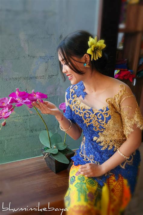 Koleksi terbaru desain model gamis batik kombinasi dari polosan, kemudian brokat memang nah ini kiranya tampilan gamis batik diatas yang bisa anda lihat dan cocokan dengan postur tubu anda. Kebaya Modern Biru dengan aksen Emas