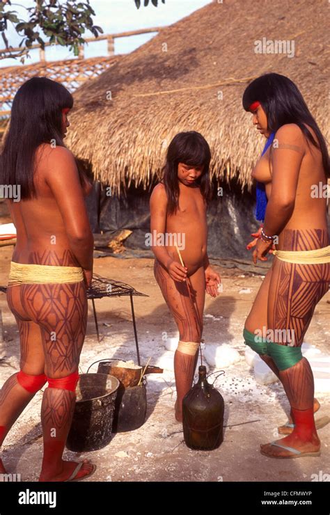 Mehinako indigener Völker Xingu Amazonas Regenwald Brasilien Körper