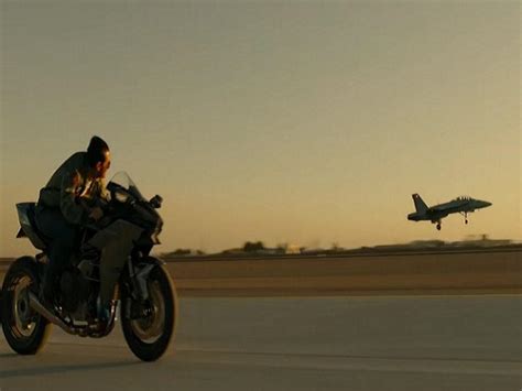 En la segunda parte, el aviador volverá a subirse a una brutal moto japonesa, la kawasaki ninja h2. Bande-annonce: Top Gun version 2020... et sa Kawasaki H2