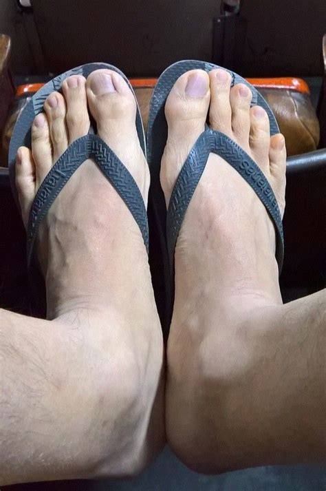 Pin De Rick Meagher En Men In Sandals Pies Masculinos Hombres Descalzos Pies Hombre