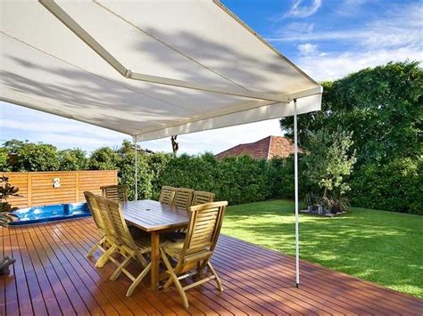 Indoor Outdoor Outdoor Living Design With Deck And Shade Sail Using Grass