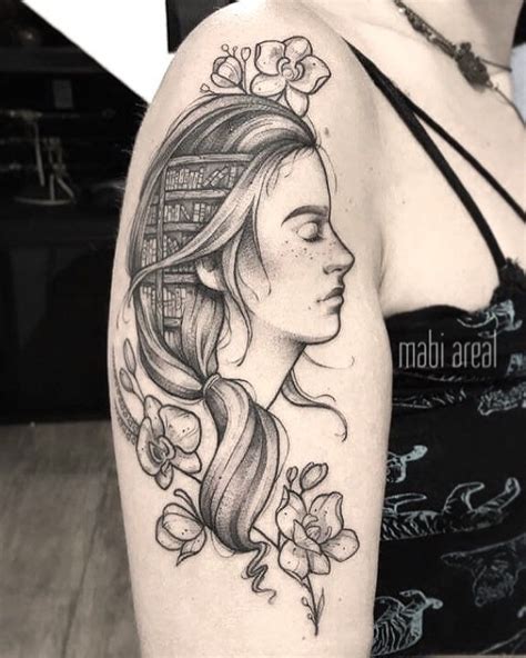 Tatuagem feita por Mabi Areal do Rio de Janeiro Cabeça de mulher com