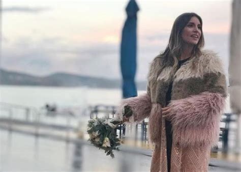 Γεννήθηκε το 1986 στη σκάλα λακωνίας όπου πέρασε τα παιδικά της χρόνια. Αθηνά Οικονομάκου: Ποζάρει με το μπουρνούζι και μας ...