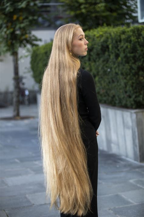Photo Set Sara In The City Long Hair Styles Hair Styles Hip Length Hair