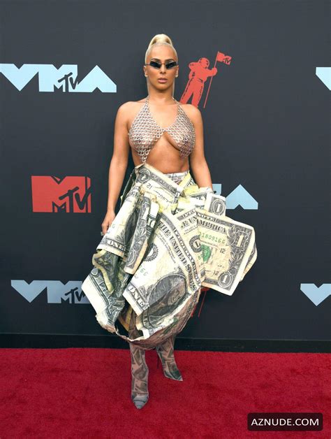 Veronica Vega shows off her tits at theÂ 2019 MTV Video Music Awards in