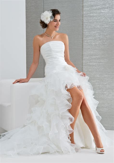 Vous y trouverez les meilleures pièces uniques ou personnalisées de nos robes et tenues de mariée boutiques. robe de mariée courte pour votre mariage