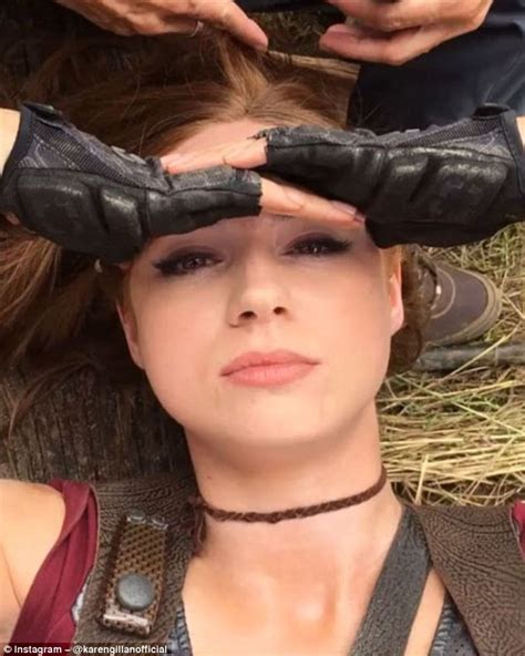 Karen Gillan Poses With Two Identical Stunt Doubles On The Set Of Jumanji In Hawaii Daily Mail