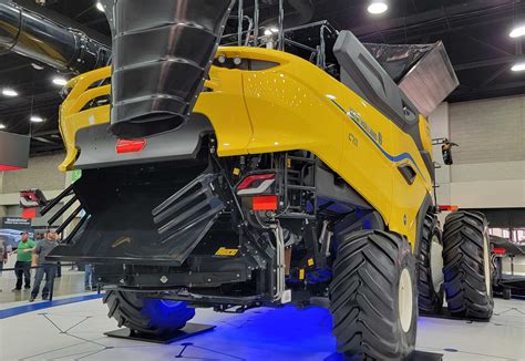 New Hollands Cr11 Combine Gets Us Debut At Farm Show Agdaily