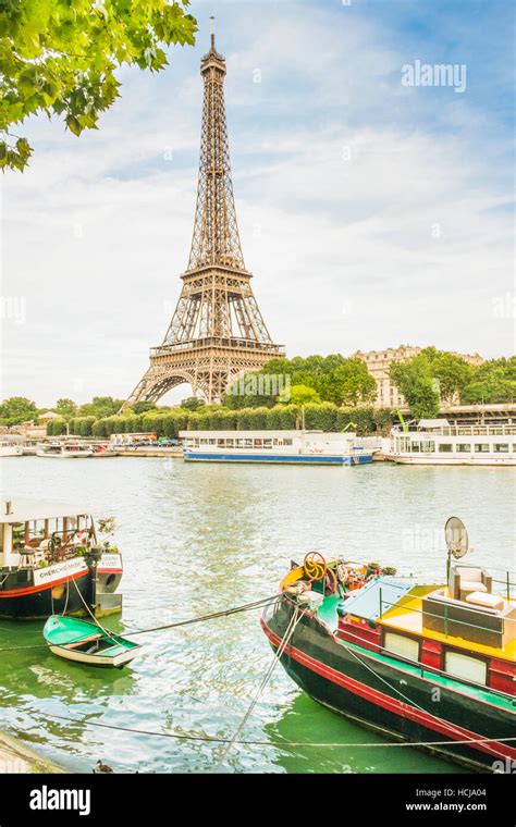 Boats On Seine Hi Res Stock Photography And Images Alamy