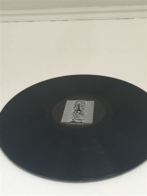 Wie vinylboden verlegen, damit an rändern kein. Schädigt man Vinyl Platten, wenn man sie an die Wand hängt ...