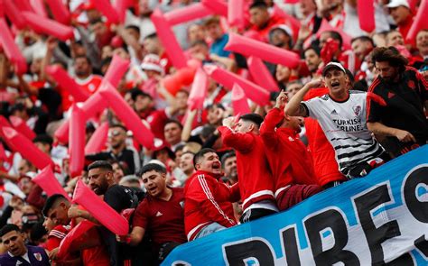 Muere Aficionado De River Plate Tras Caer De La Parte Alta De La