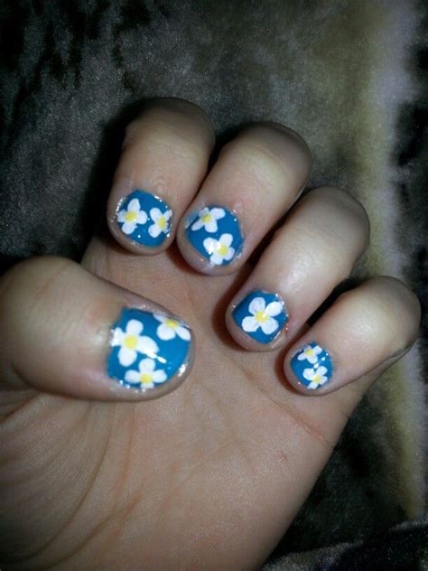 An expert in manicure and pedicure. Simple flower nails :) | Flower nails, Simple flowers, Nail art