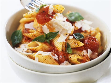 Nudeln Mit Tomatensauce Parmesan Und Basilikum Rezept Eat Smarter