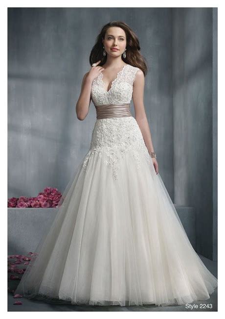Shop chic & fittest wedding dresses for petite bridal dresses at affordable prices. Wedding dresses for chubby brides