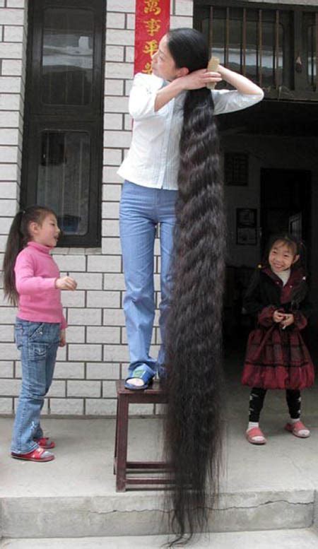 Longest hair (female) the luxurious locks of xie qiuping (china) achieved the longest hair in the world on a female with a length of 5.62 m (18 ft 5 in), as verified on 8 may 2004. صور صاحبة اطول شعر في العالم - DZN - VeGaS