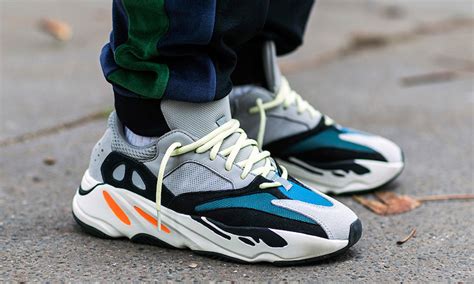 The yeezy 700 v3 features an upper composed of monofilament engineered mesh with rpu overlays for structure and durability. adidas yeezy boost 700 prix Future Noir Blanc pas cher en ...