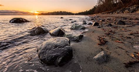 Graue Felsen An Der Küste Während Des Sonnenuntergangs · Kostenloses