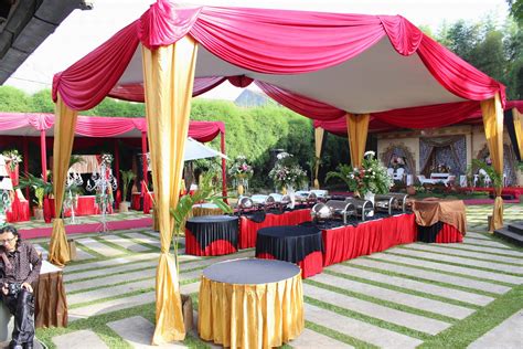 Meja pengantin perlu menyita perhatian sebagai fokus utama saat acara pernikahan. Foto Wedding Bandung: Dekorasi Wedding Outdoor