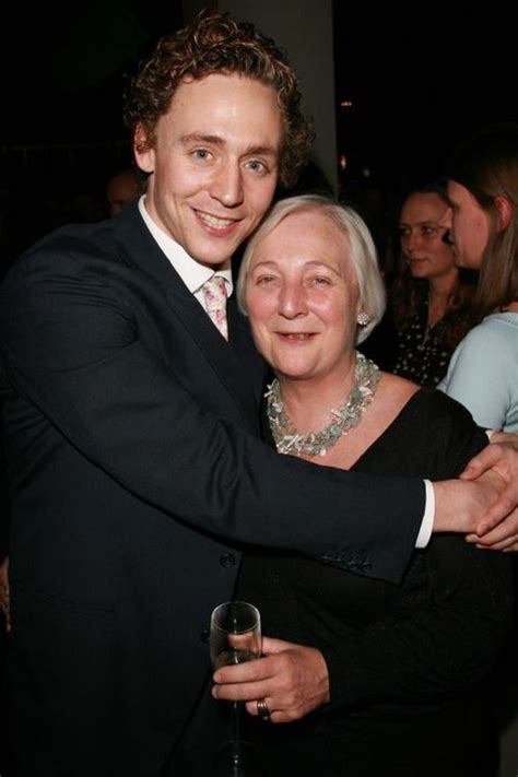 Tom hiddleston with his girlfriend taylor swift. Married Sarah Hiddleston - Web Lanse
