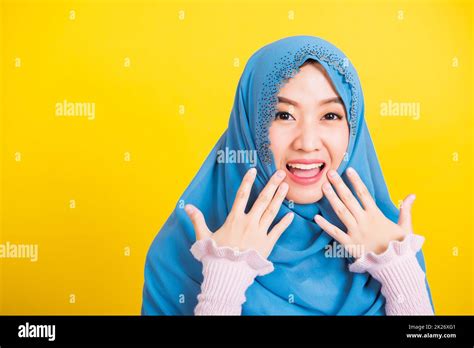 Asian Muslim Arab Woman Islam Wear Hijab She Shocking Open Mouth