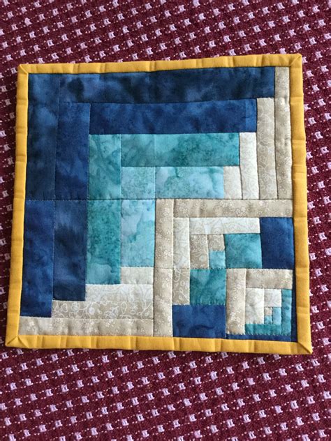This board is a collection of log cabin quilts showcasing various layouts. Variations on log cabin | Quilts, Blanket