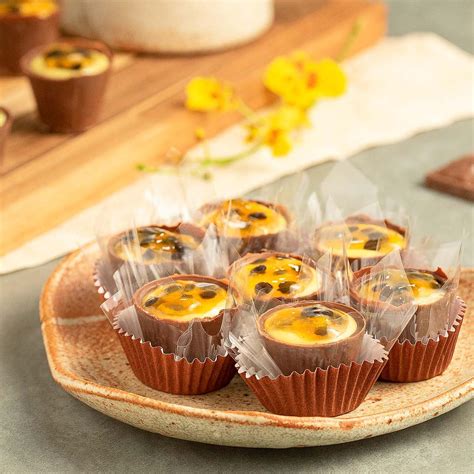 Adicione o mousse nos copinhos de chocolate branco e leve a geladeira até o mousse firmar. Mini Copinho de Chocolate com Mousse de Maracujá | Padaria ...