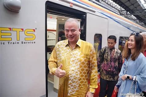 His royal highness sultan nazrin shah, born on 27 november 1956 in penang, is the sultan of the state of perak. Sultan Nazrin takes business coach on ETS2 to Ipoh | The ...